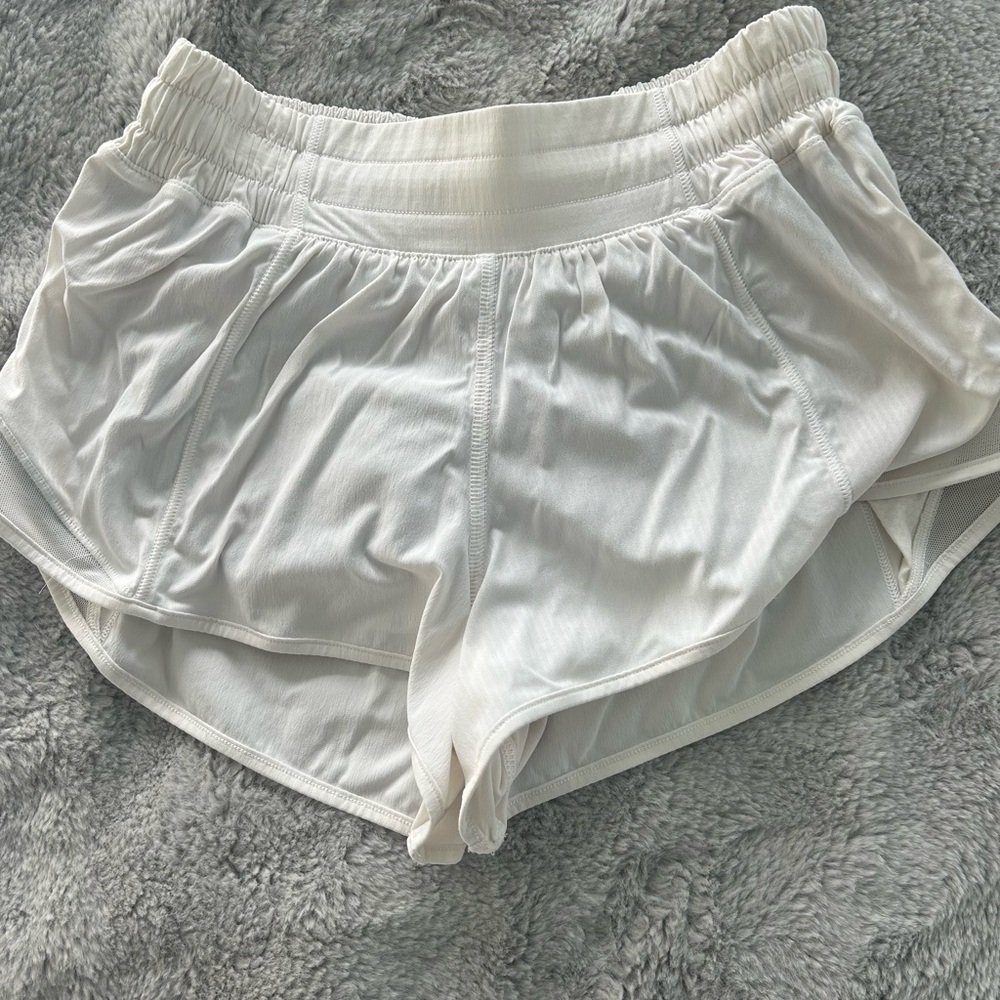 Lululemon Hotty Hot shorts 2.5 in - white